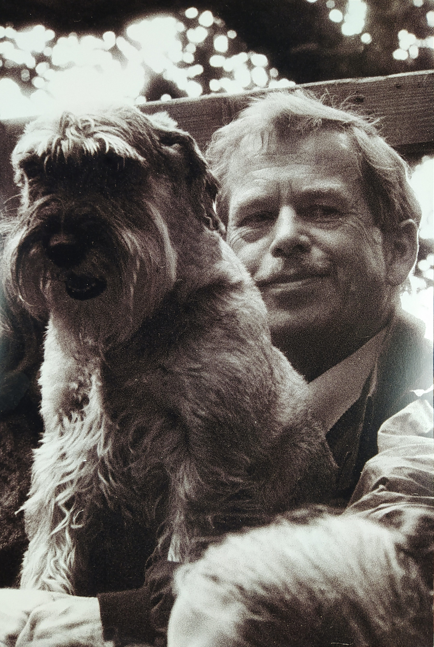 Rysová Hana – Václav Havel se svým psem Ďulou, velkoformátová autorská fotografie, ca 1990