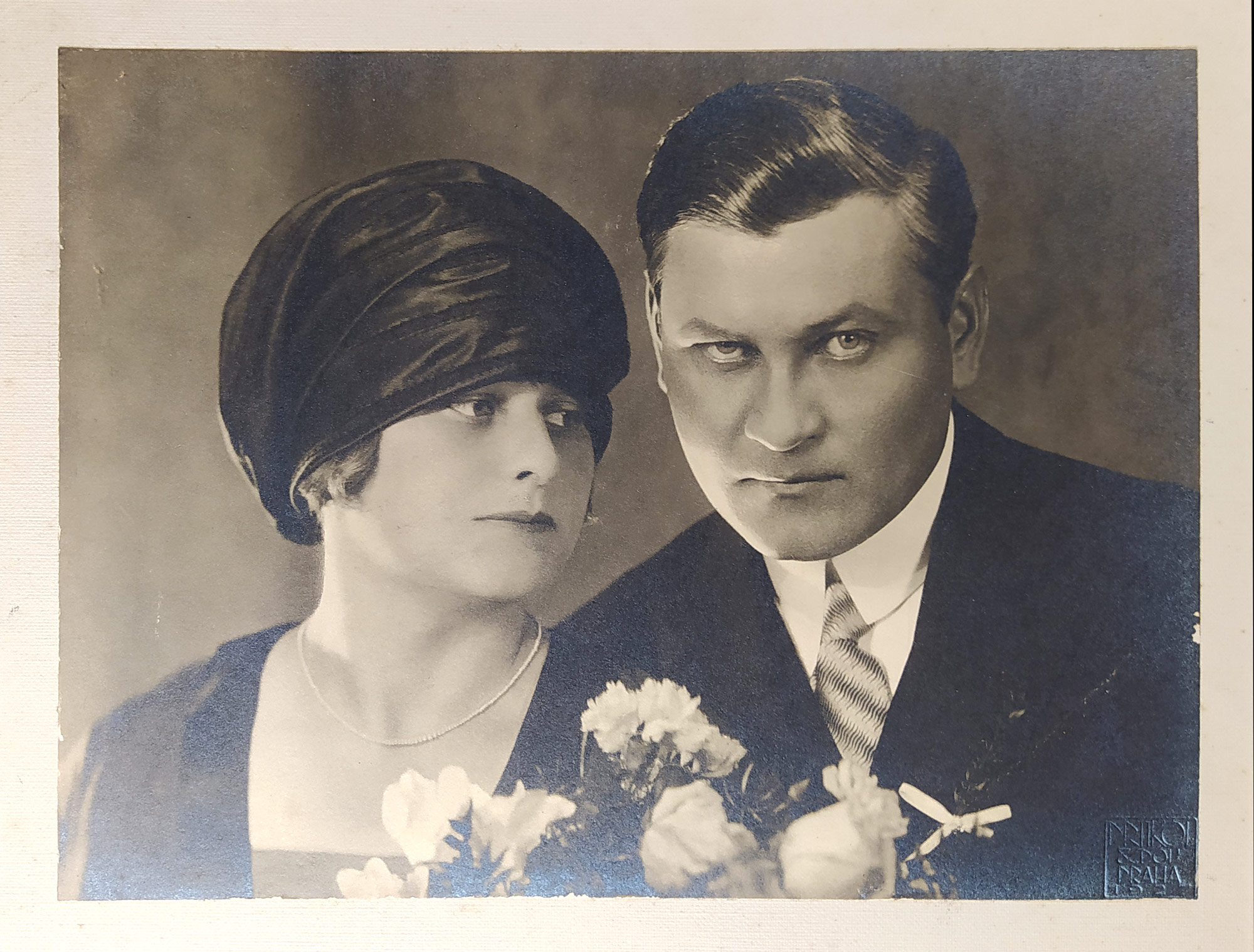 Drtikol František – Svatební bromostříbrná fotografie malíře Františka Antonína Jelínka s chotí, 1927