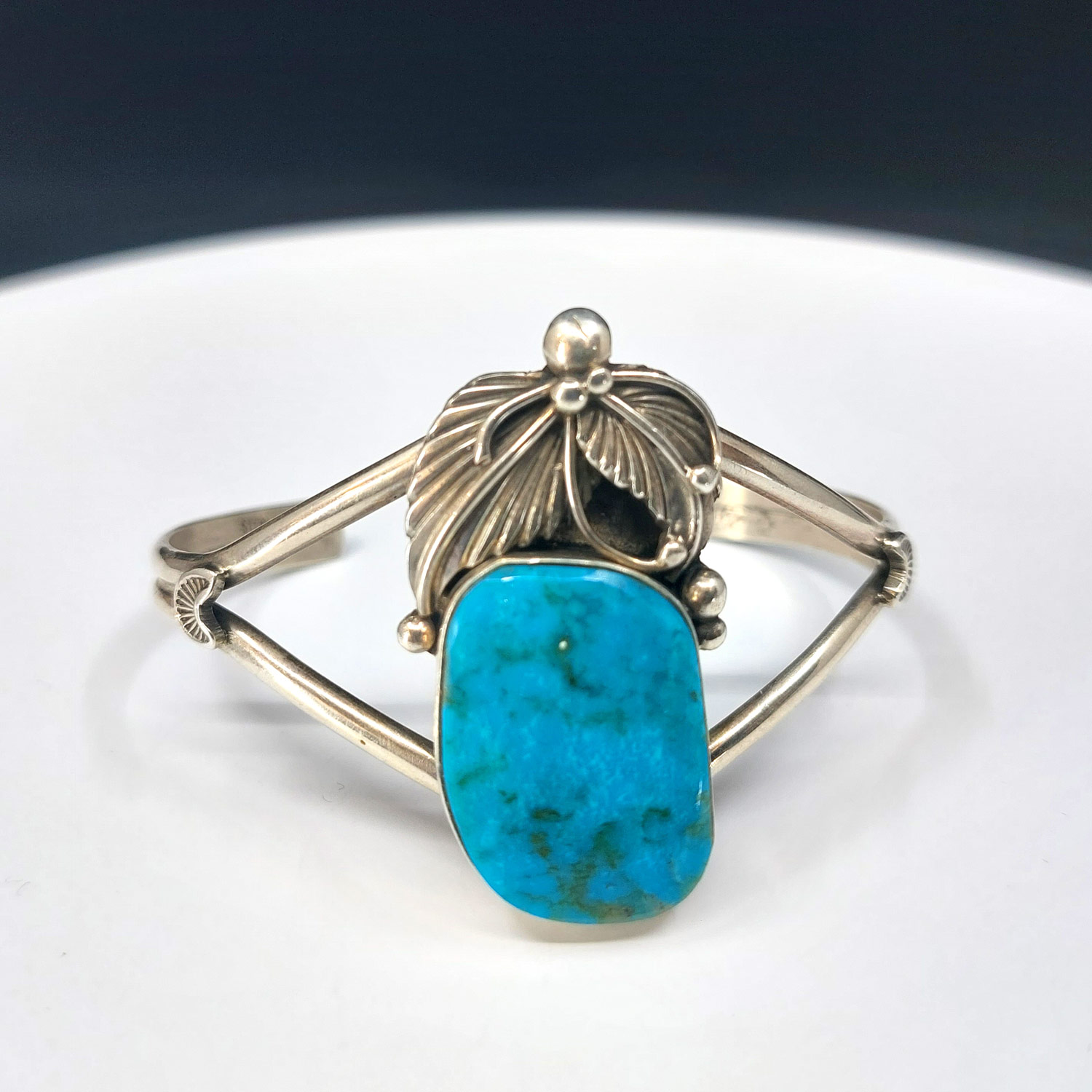 Stříbrný náramek Navajo s tyrkysem, autor: Joe Piaso Jr., Nové Mexiko