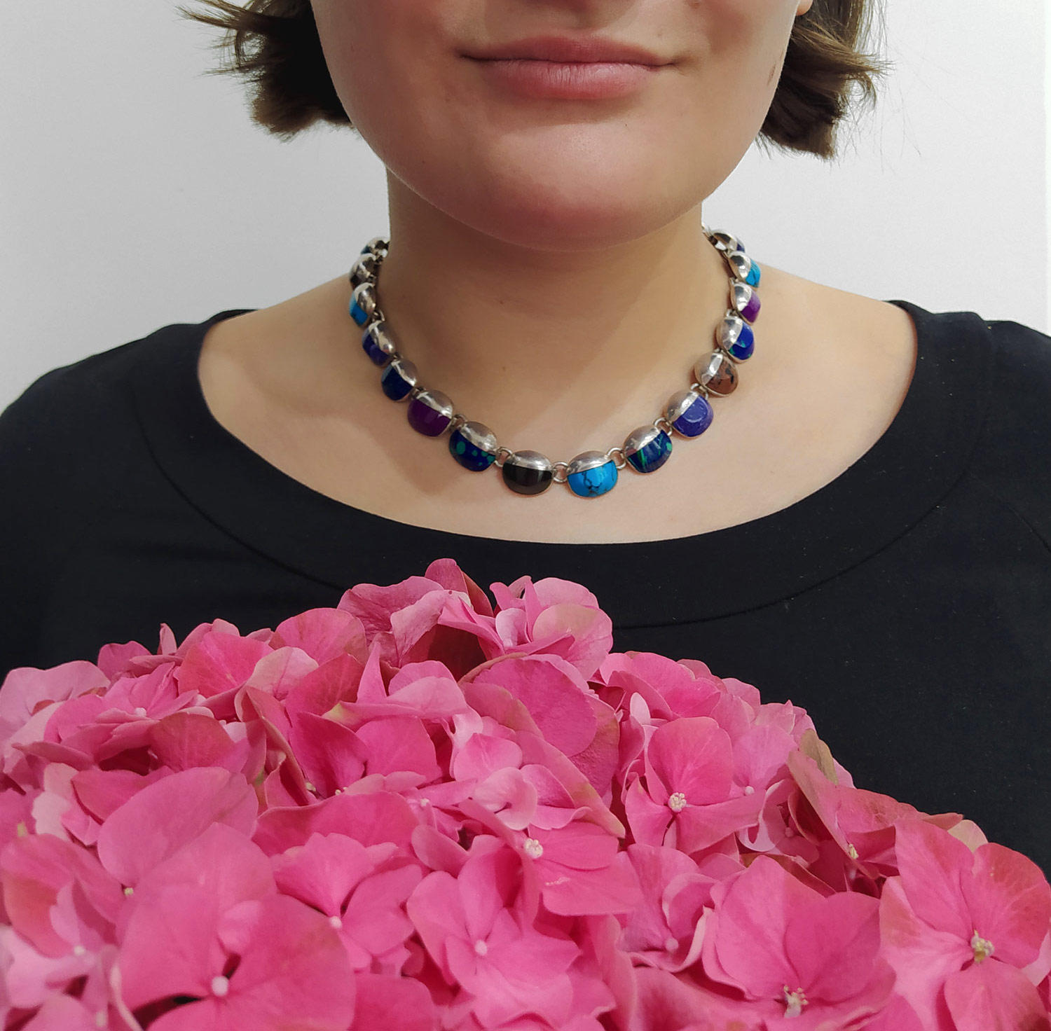 Stříbrný náhrdelník s tyrkysy, onyxy, sodality, jaspisy aj, Mexiko