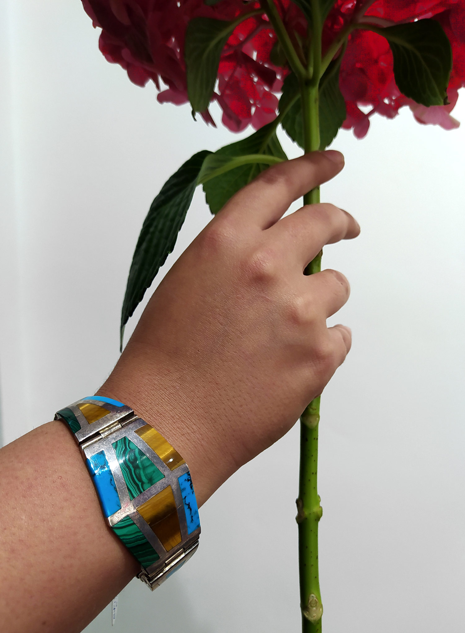 Stříbrný náramek s malachity, tyrkysy a tygřími oky, Taxco, Mexiko