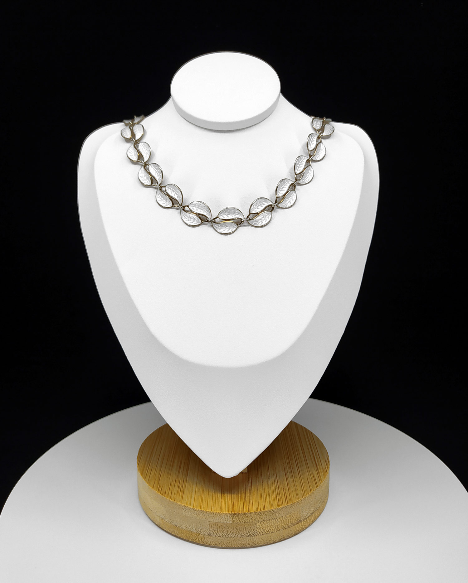 Stříbrný pozlacený náhrdelník zdobený emailem, David Anderson, Norsko