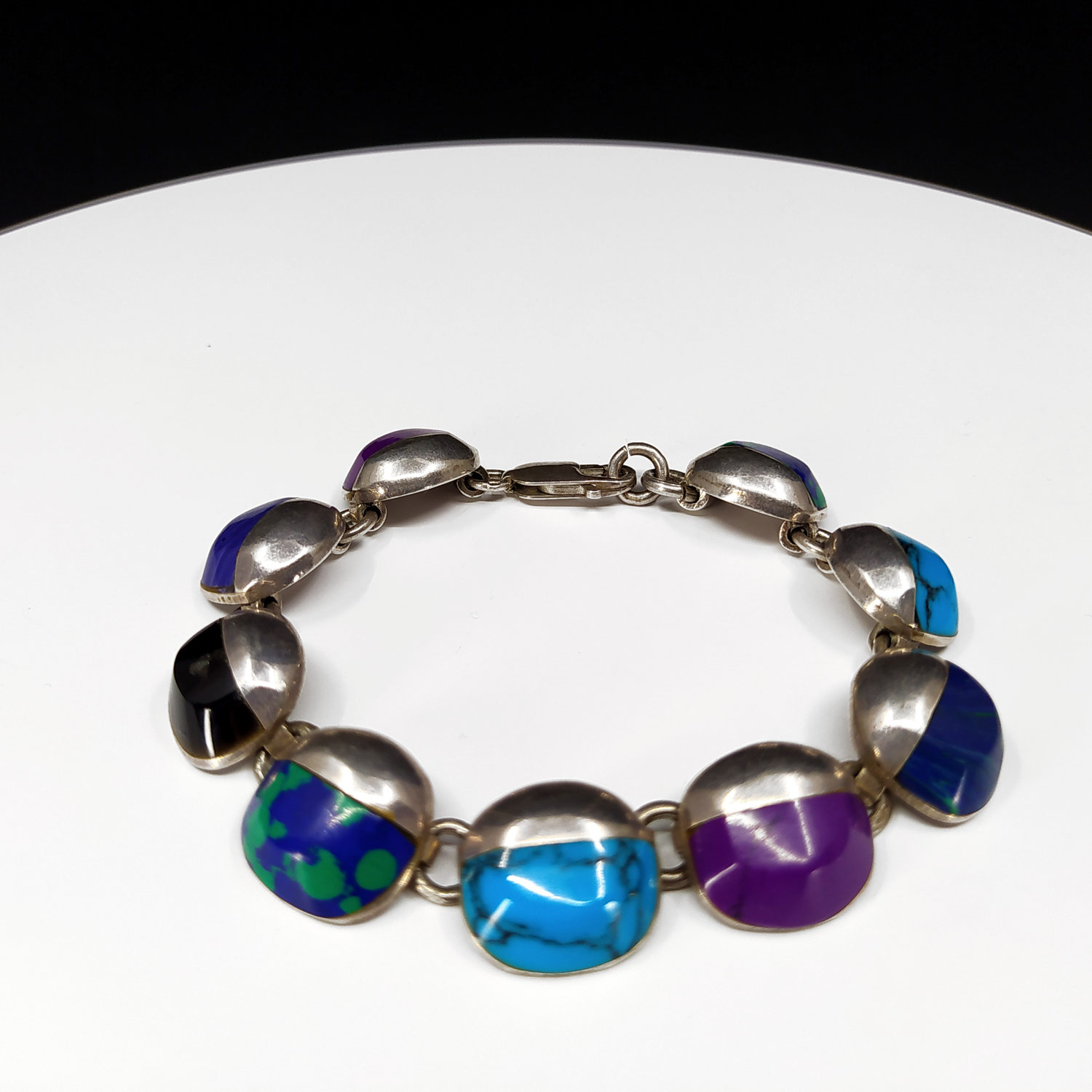 Stříbrný náramek s tyrkysy, onyxy, sodality, azurity, Mexiko