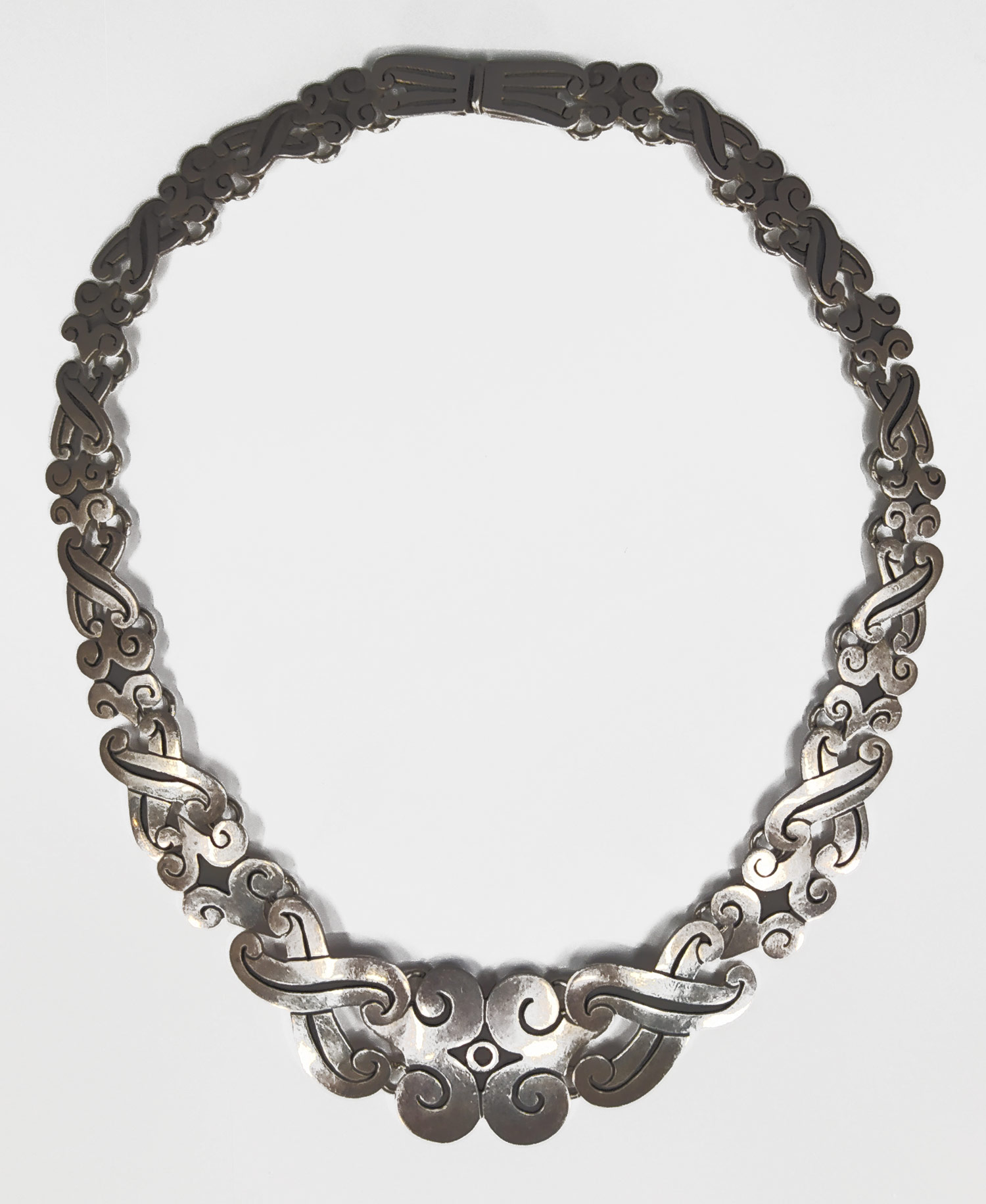 Stříbrný náhrdelník s ornamentálním dekorem, Mexiko