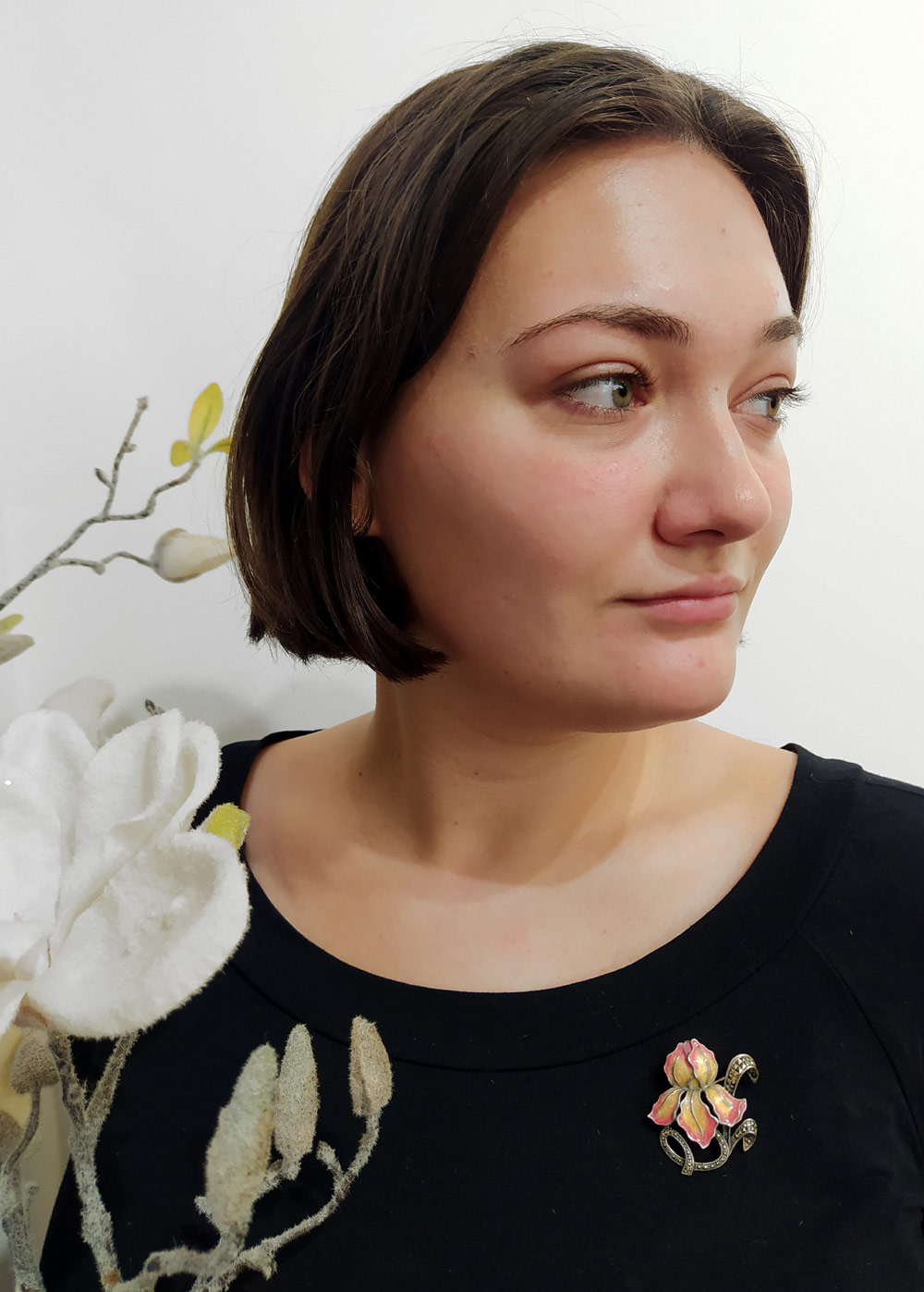 Stříbrná brož se smaltem a markazity, florální motiv, Judith Jack