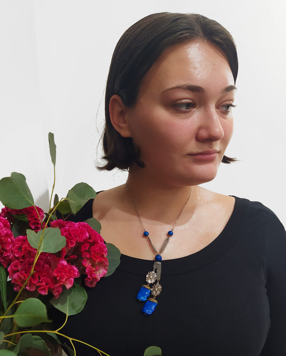 Náhrdelník z kovu stříbrné barvy se skleněnými ověsky