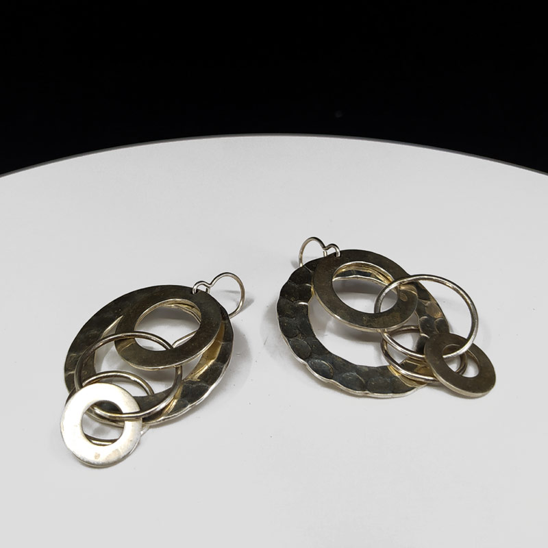 Stříbrné náušnice s kruhovými ověsky, původ: Mexiko