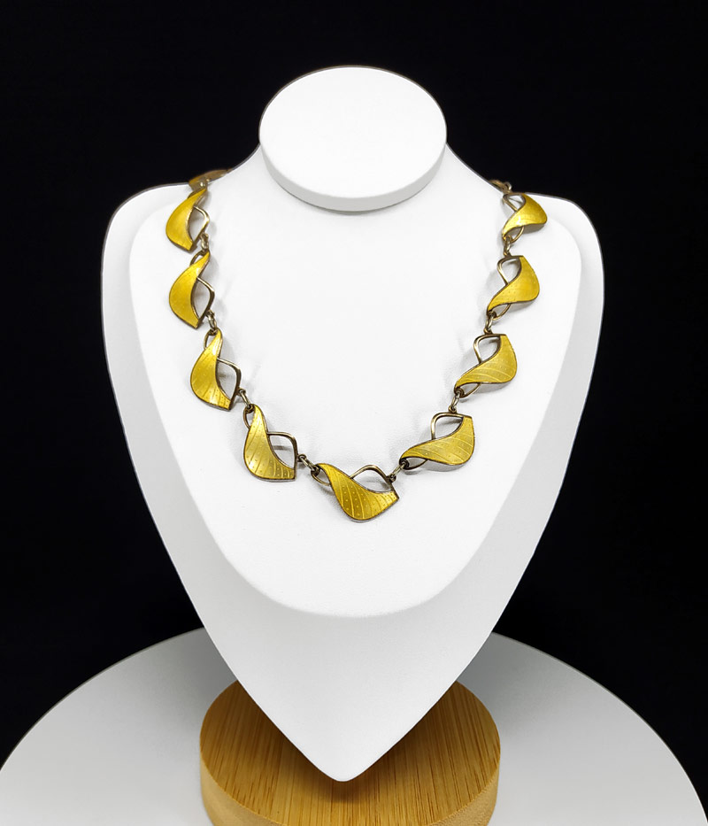 Stříbrný náhrdelník zdobený emailem, Ivar T Holt, Norsko, Oslo