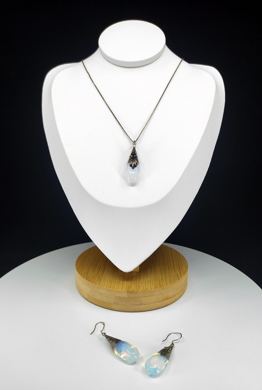 Stříbrný náhrdelník a náušnice s opalizujícím sklem a almandinem