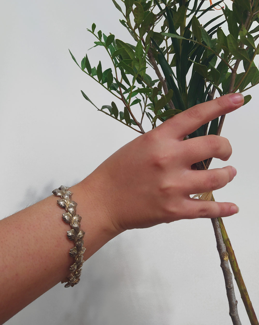 Stříbrný článkový náramek, plastické články ve tvaru lístků