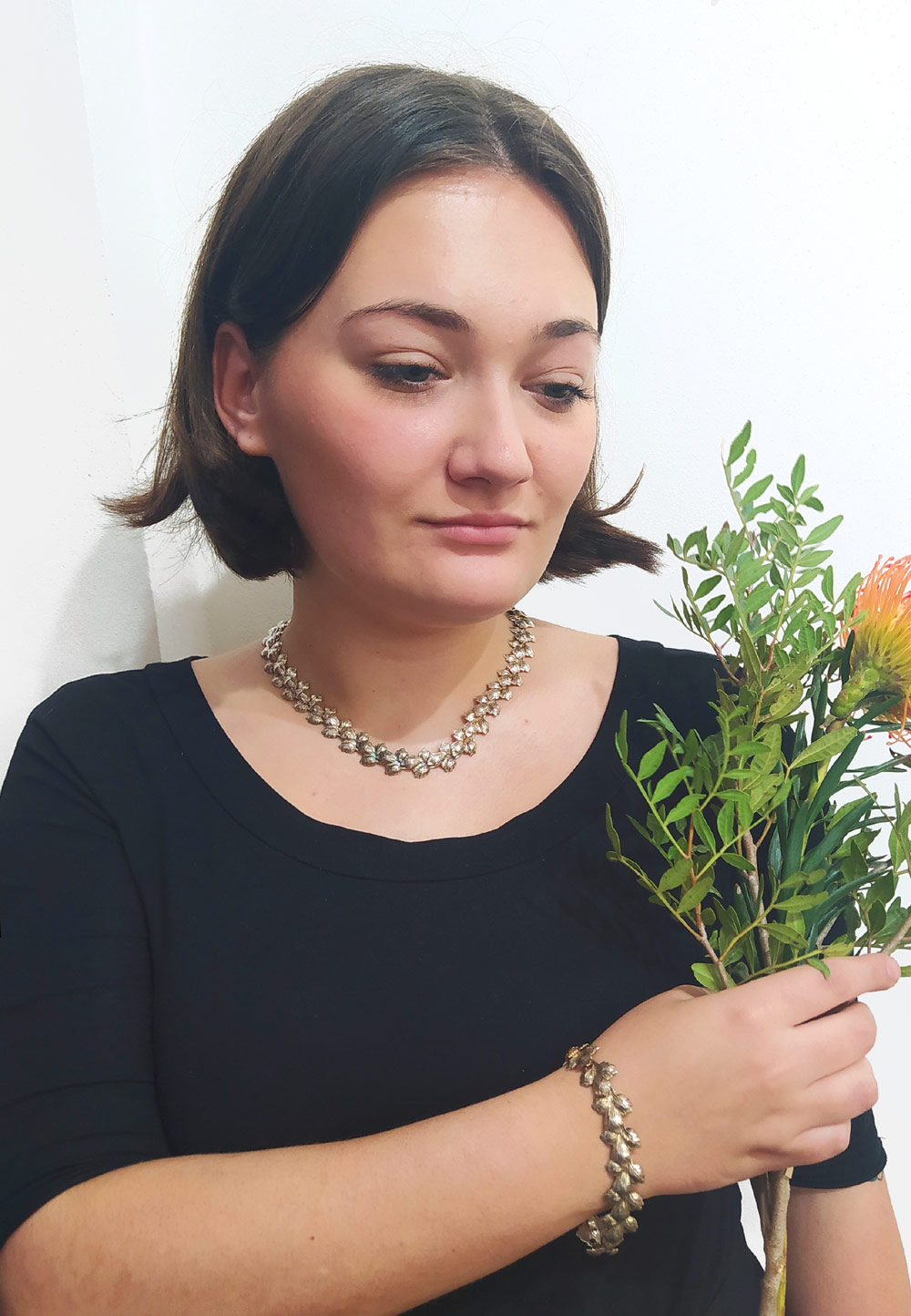 Stříbrný článkový náhrdelník, plastické články ve tvaru lístků