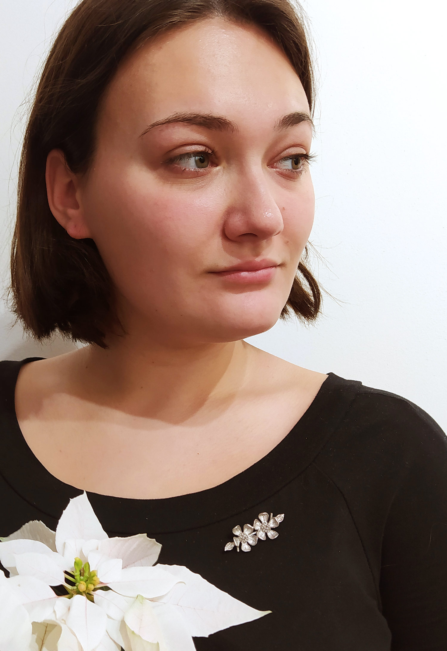 Stříbrná brož ve tvaru kvítků