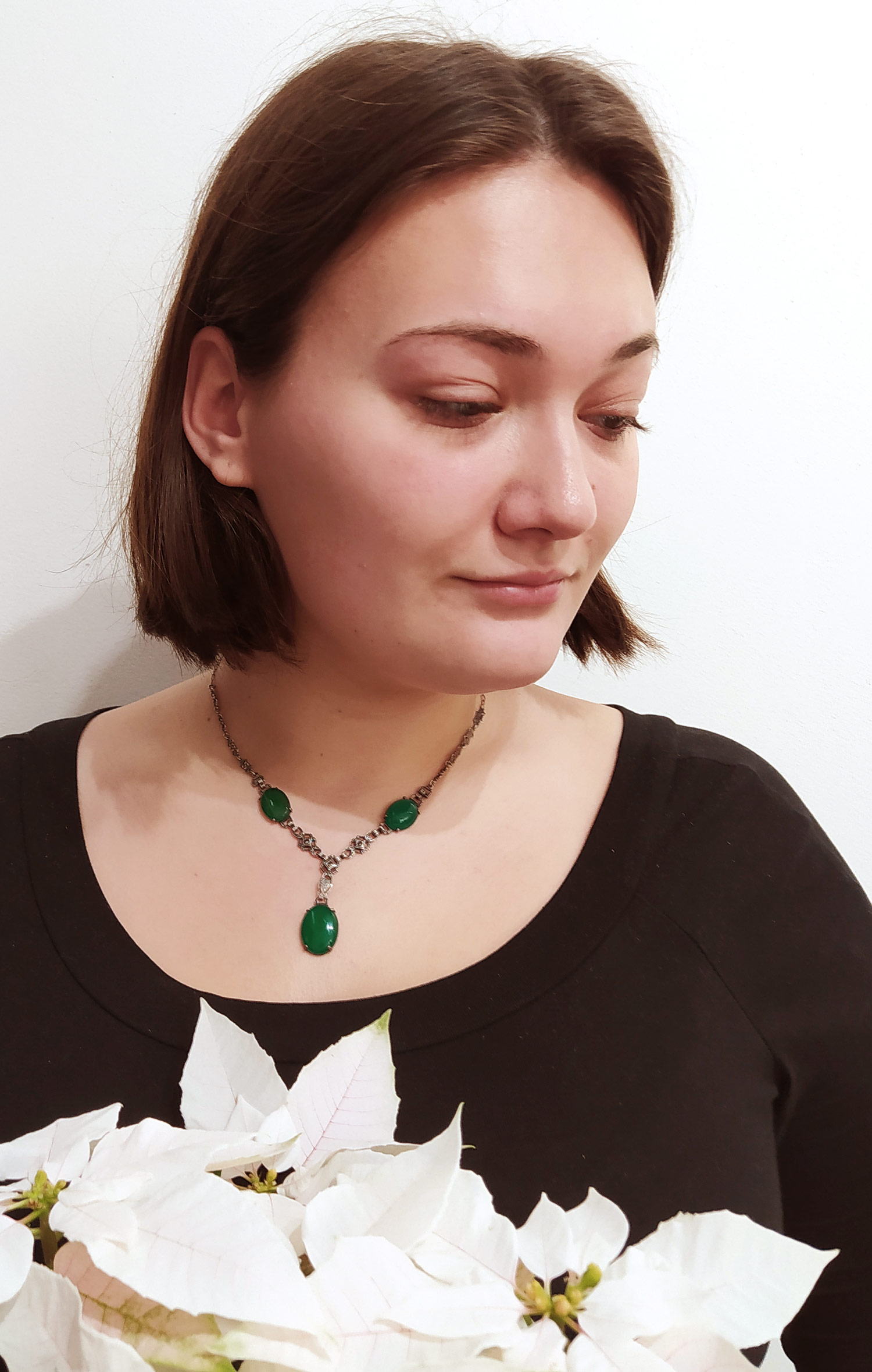 Stříbrný náhrdelník v historizujícím stylu se zelenými kameny