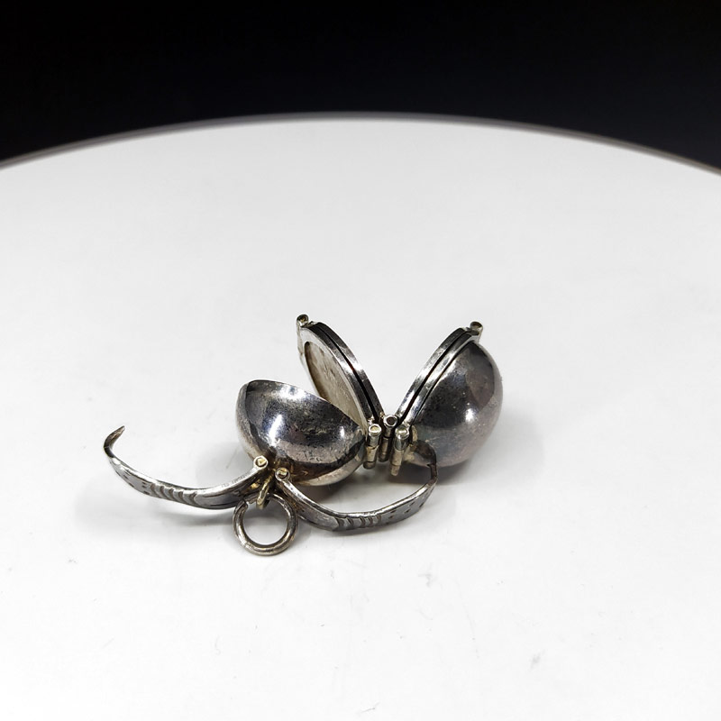 Stříbrný přívěsek ve tvaru jablka, rozkládací, Mexiko