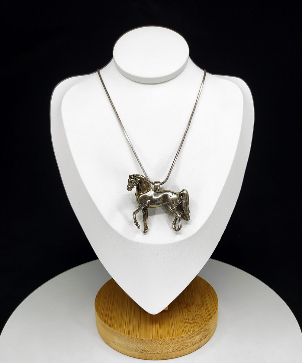 Stříbrný přívěsek i brož ve tvaru koně s řetízkem, Mexiko