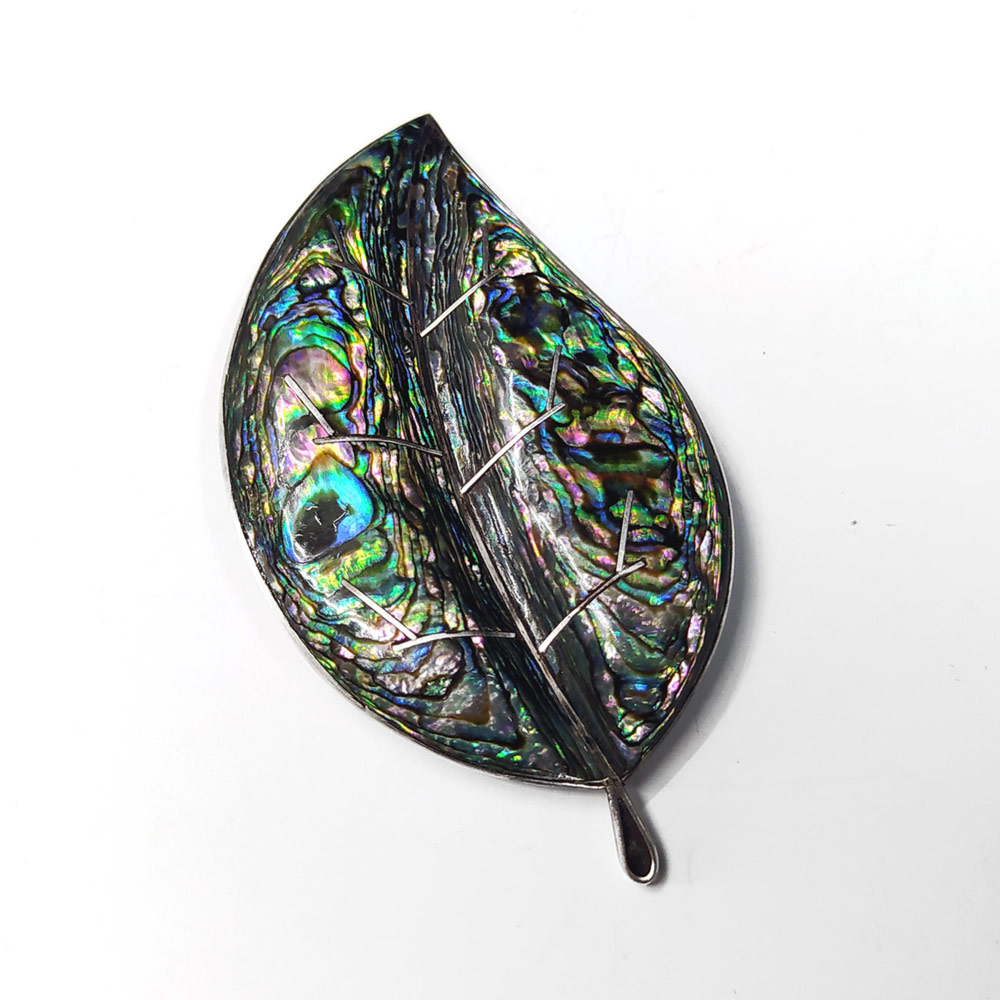 Stříbrná brož ve tvaru lístku s perletí (Abalone mušle), Cuernamor, Mexiko