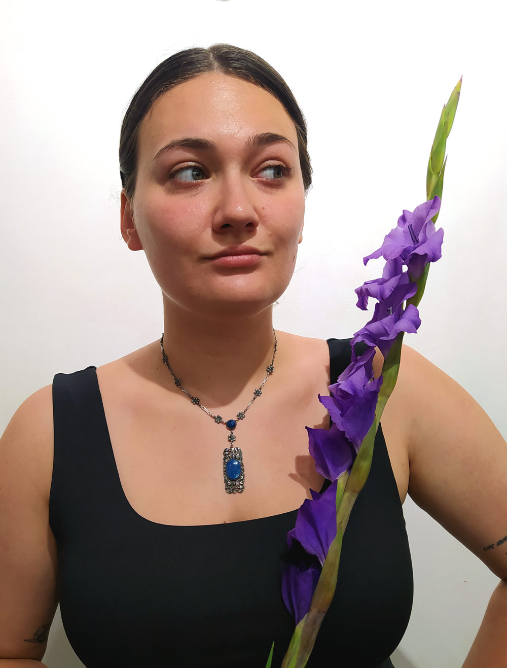 Stříbrný náhrdelník s lapis lazuli s květinovým dekorem