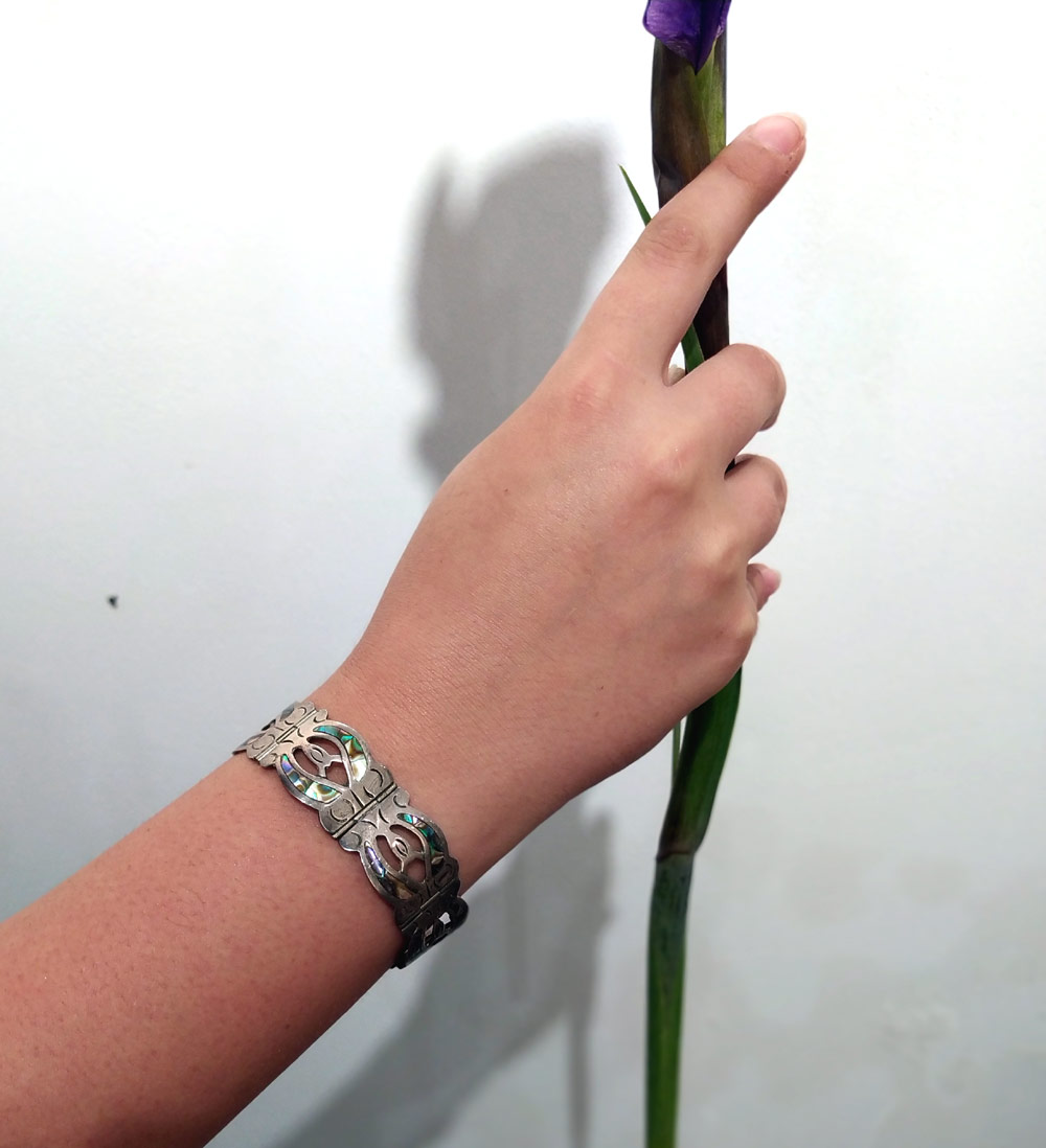 Stříbrný prořezávaný náramek s perletí (Abalone mušle), Mexiko