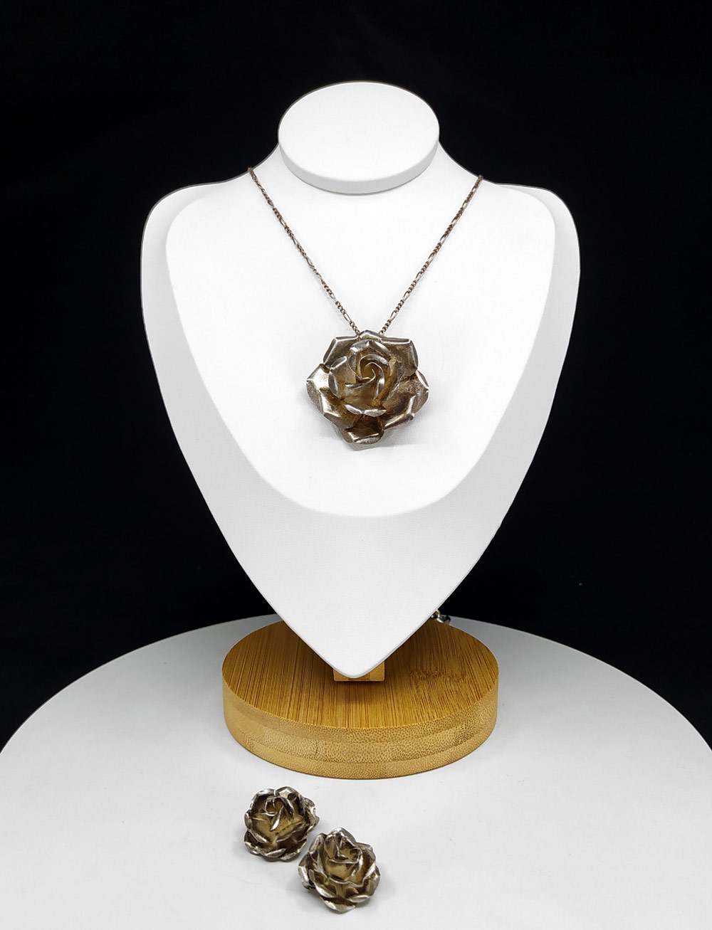 Sada stříbrných šperků s motivem růže, přívěsek (brož) s řetízkem a náušnice, Mexiko