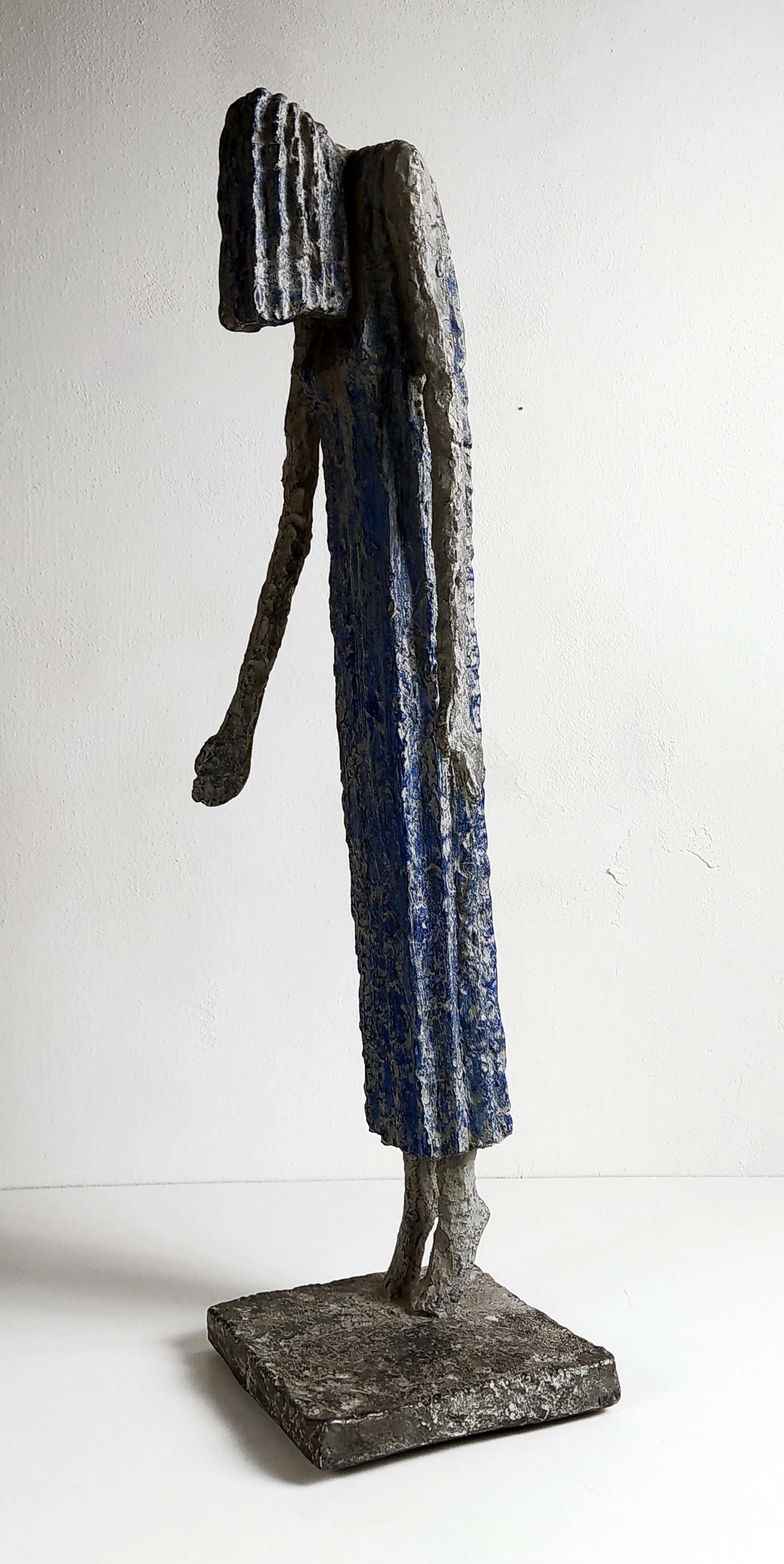Zoubek Olbram – Žena v prázdnu, olověná socha, výška 53,3 cm, 1990