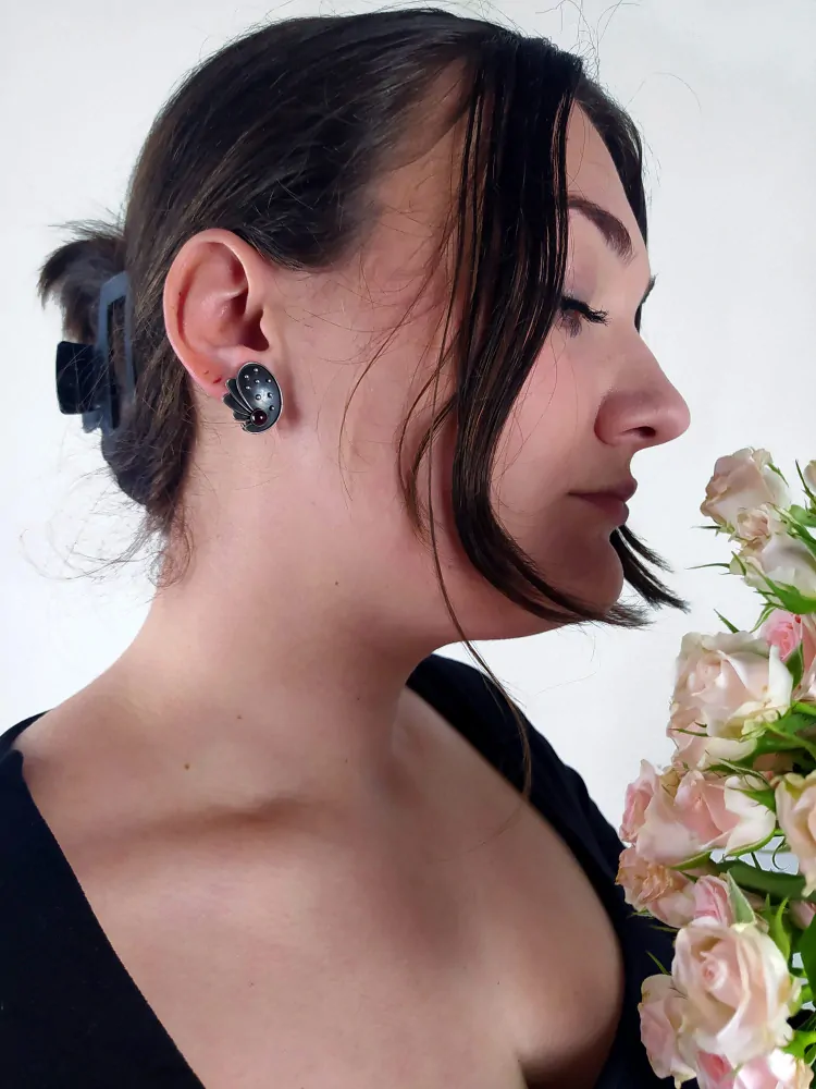 Stříbrné náušnice osazené granáty – klips