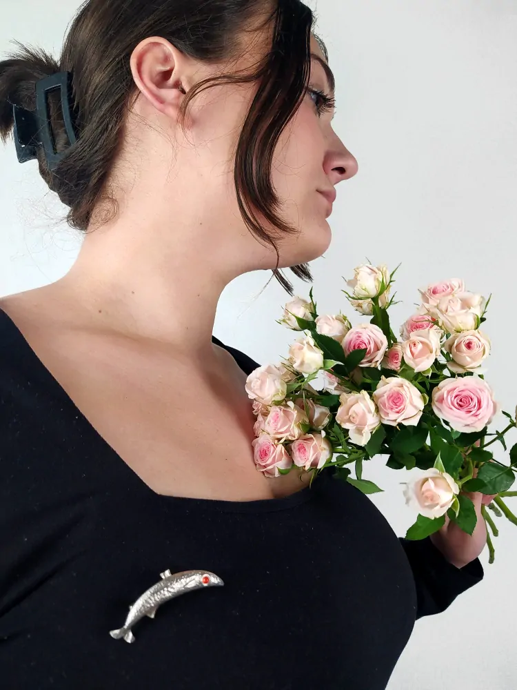 Stříbrná brož tepaná – pstruh s oranžovým okem