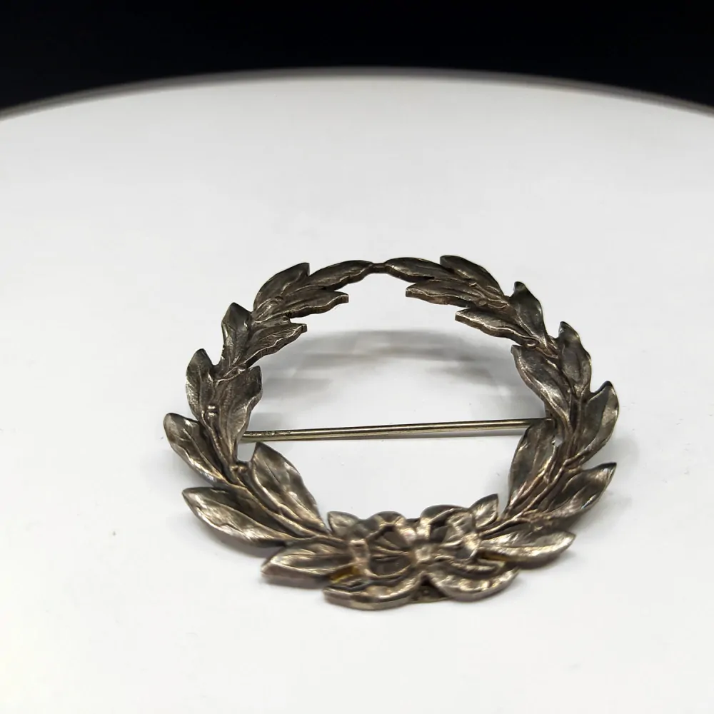 Stříbrná brož tepaná – vavřínový věnec