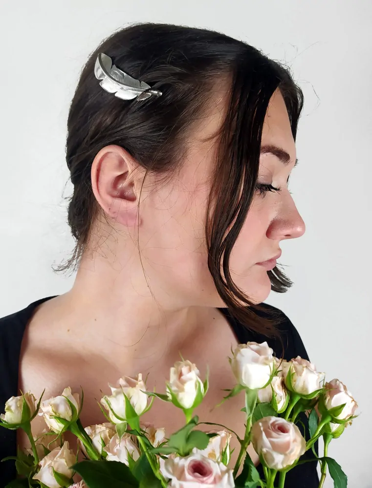 Stříbrná spona do vlasů, Billy Long Sterling, vychází z tradic indiánů Navahů