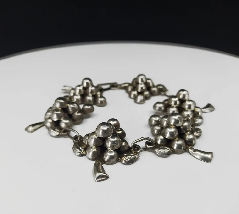 Stříbrný článkový náramek s hrozny vinné révy