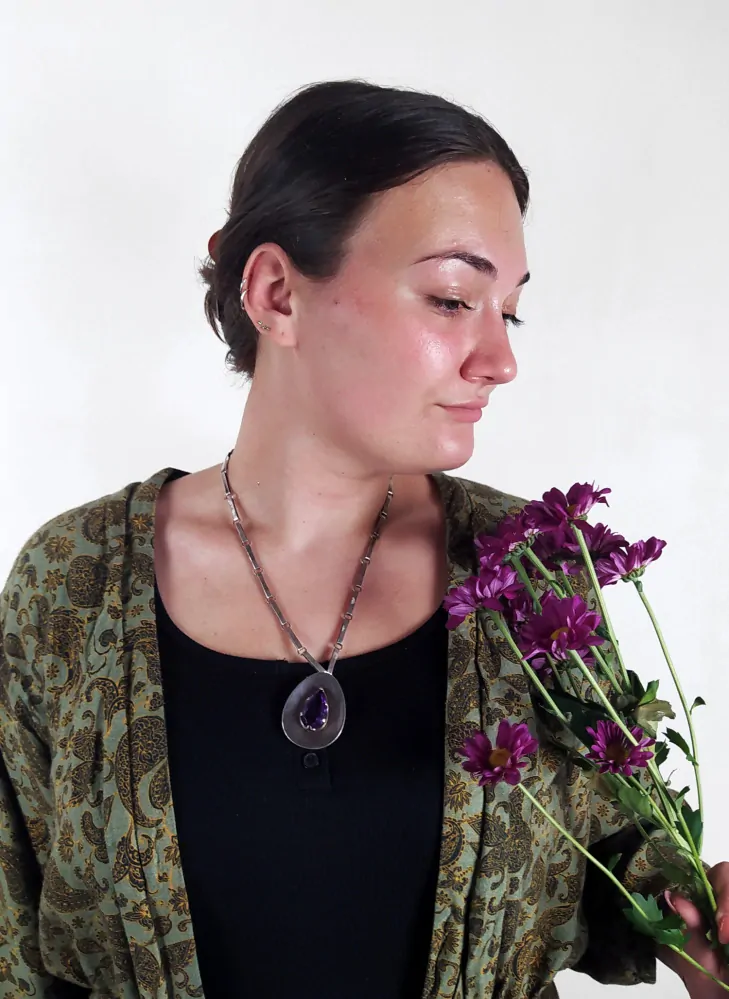 Stříbrný náhrdelník s  přívěskem (brož) se syntetickým ametystem – Los Ballesteros