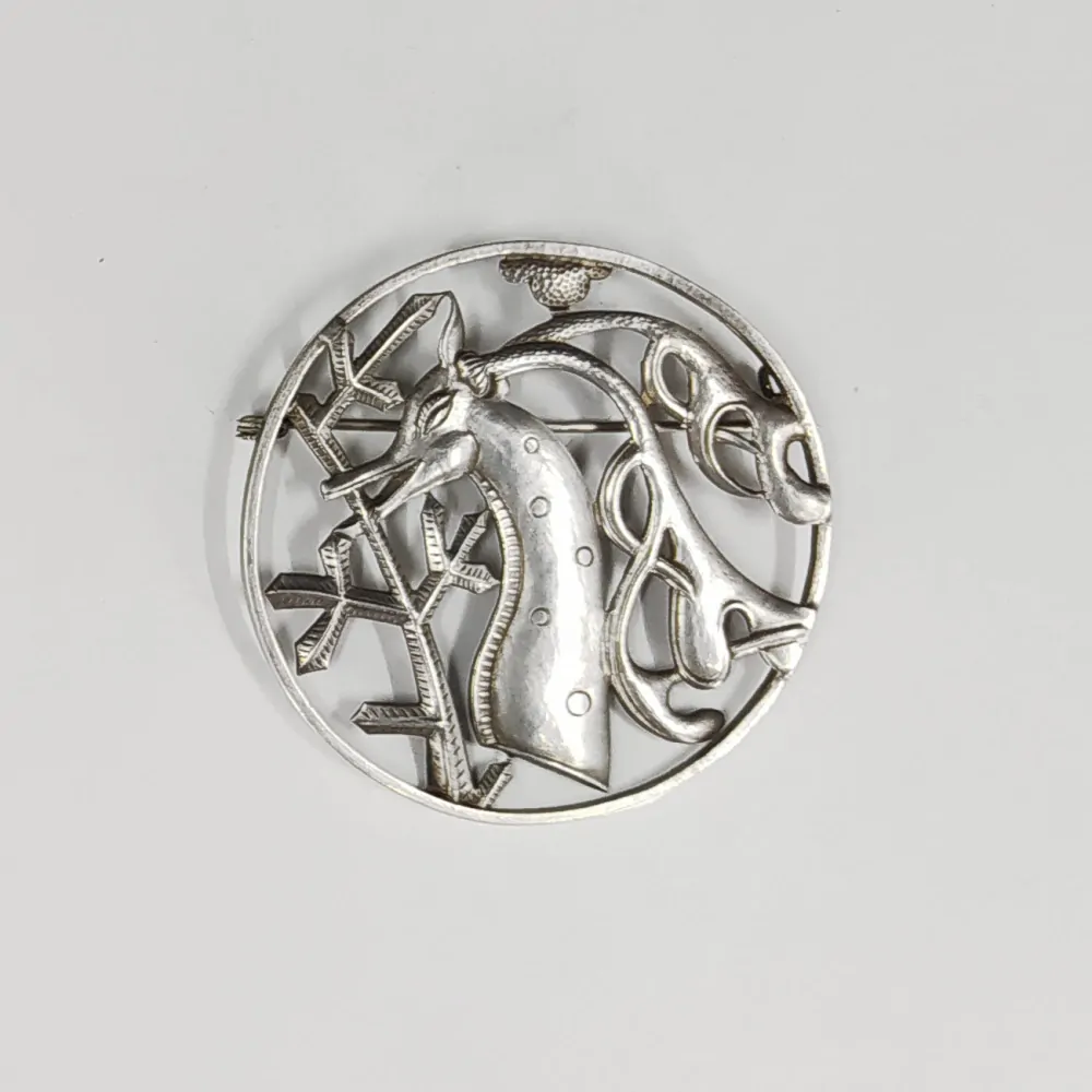 Stříbrná prořezávaná brož se stylizovaným jelenem ve stylu Art deca