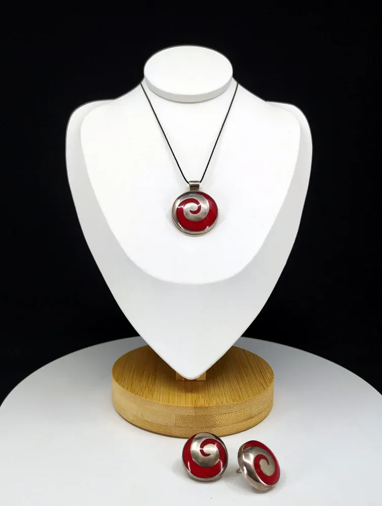 Stříbrná souprava se vsazeným červeným kamenem - náušnice a přívěsek