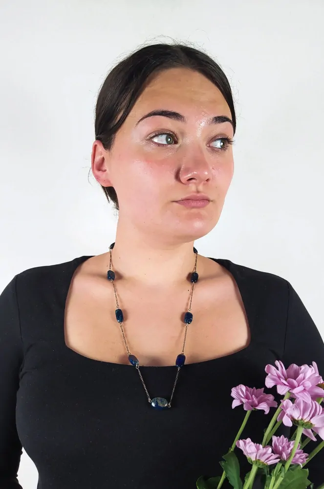 Stříbrný náhrdelník se skleněnou imitací přírodních kamenů