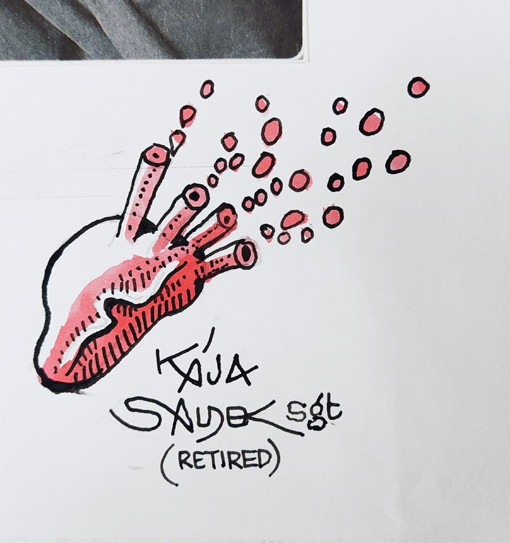 Saudek Kája – fotografický portrét a signovaná kresba tuší s dedikací autora, nedatováno