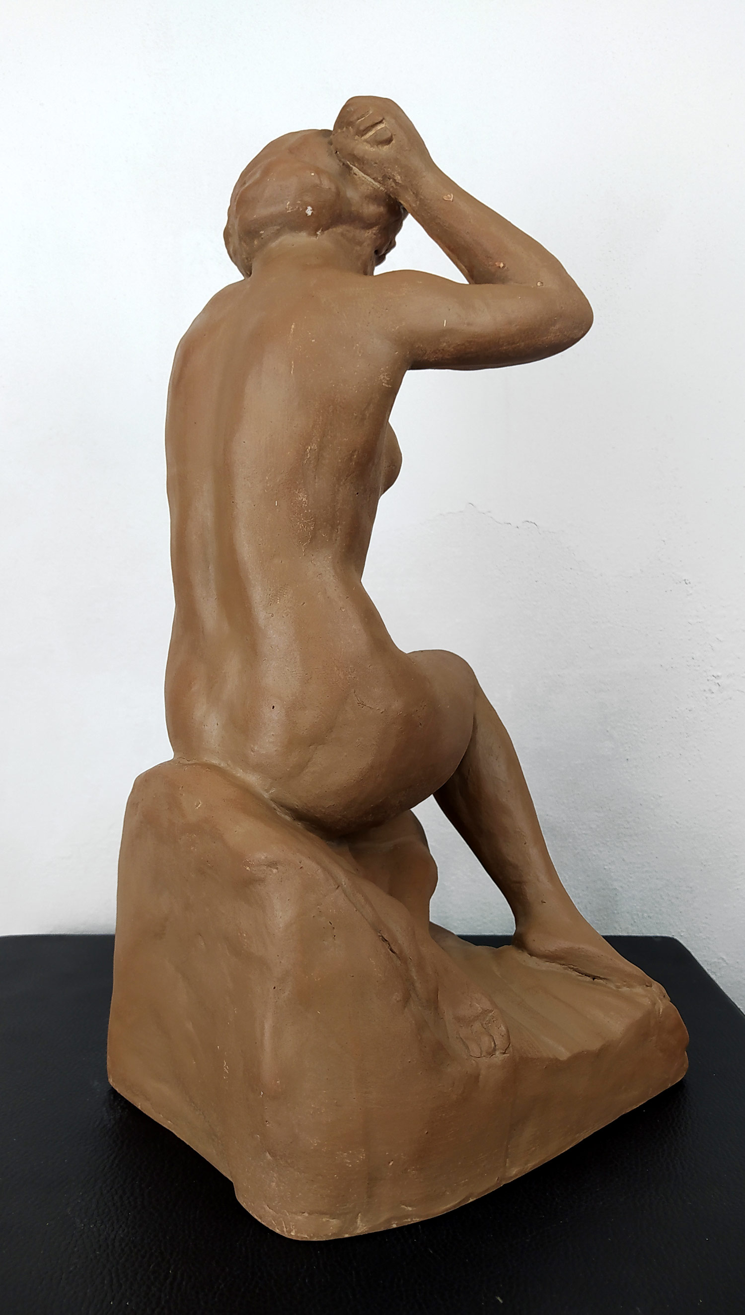 Kodet Emanuel Julian – Toaleta, figurální plastika z pálené hlíny, signováno v podstavci, ca 1915