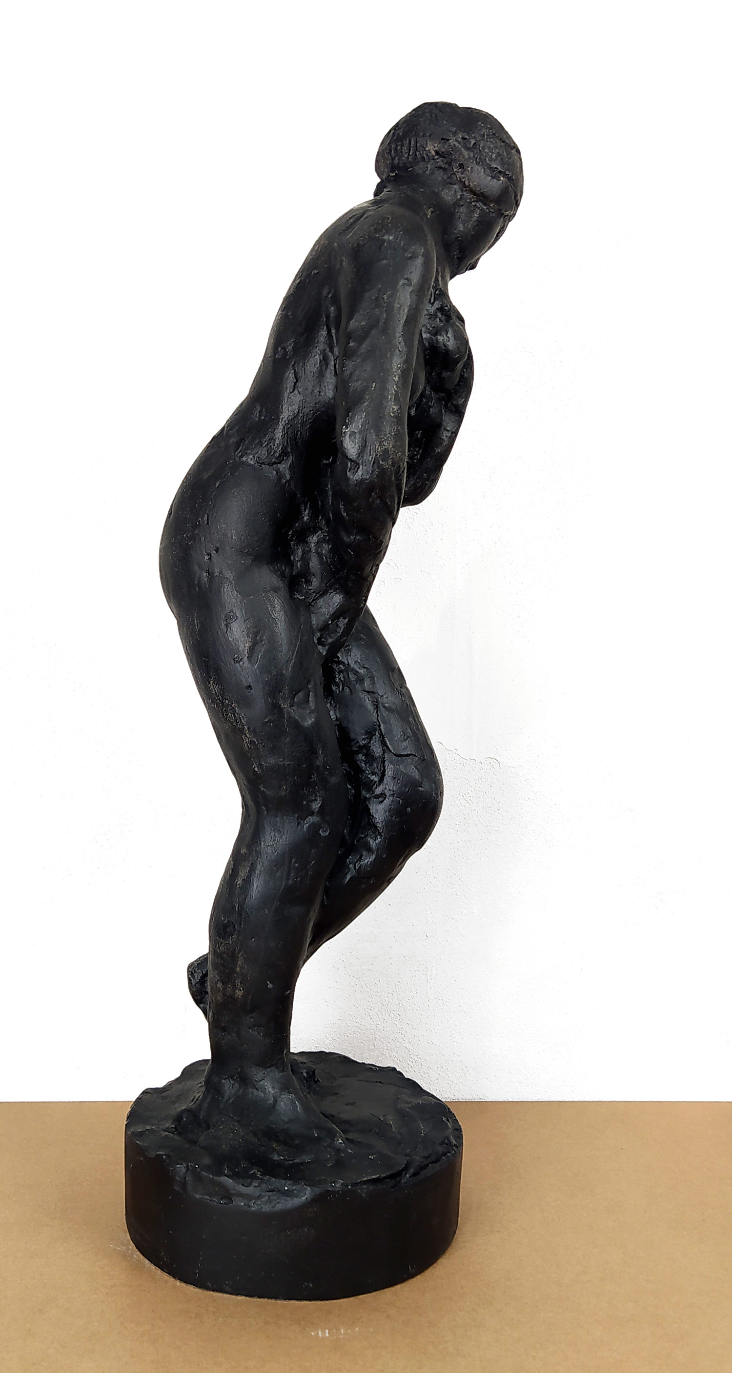 Martínek Ladislav – Stojící dívka, figurální plastika, patinovaná sádra, signováno v podstavci, 1980