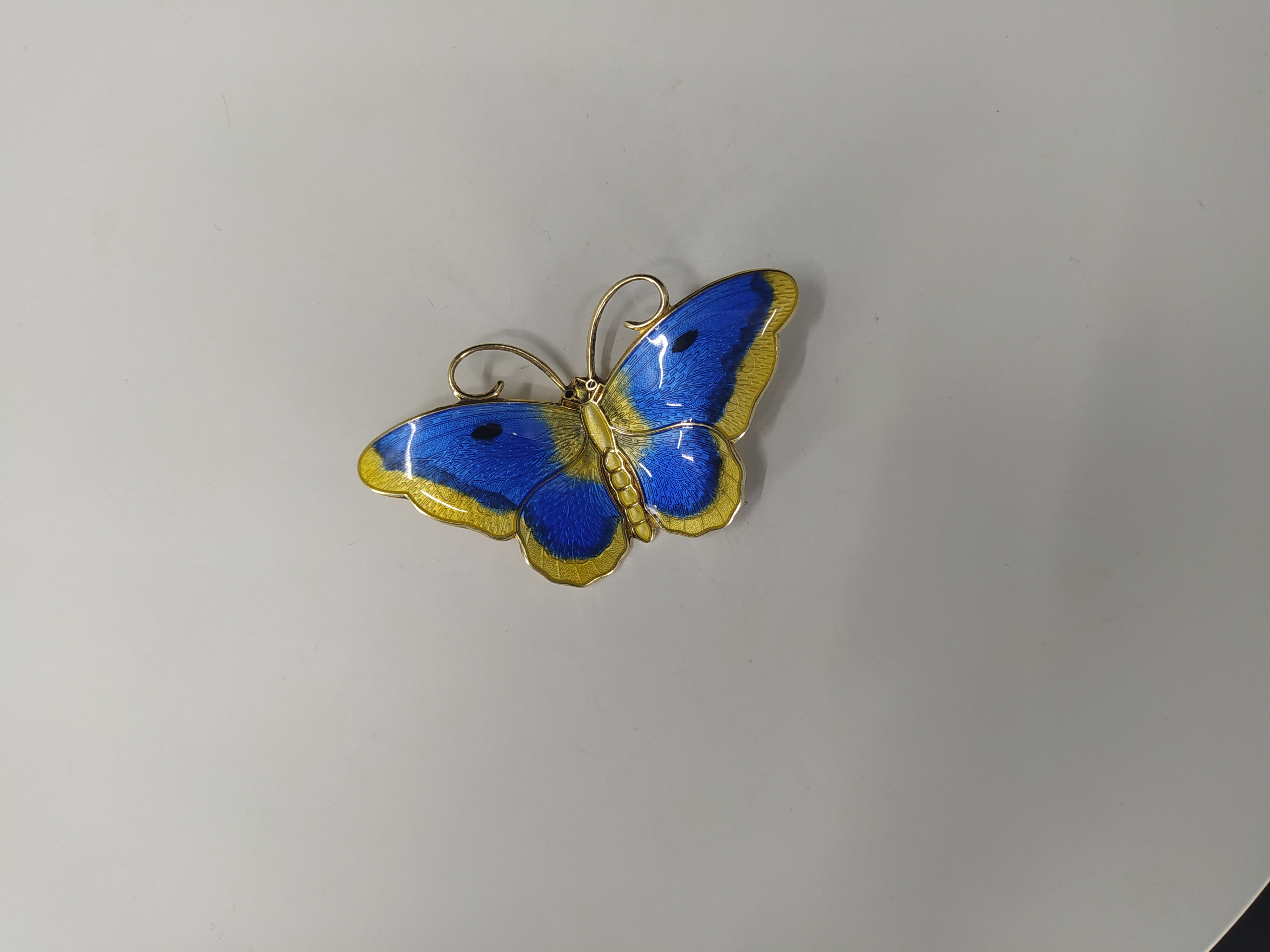 Brož ze zlaceného stříbra ve tvaru motýla se smaltem, Skandinávie