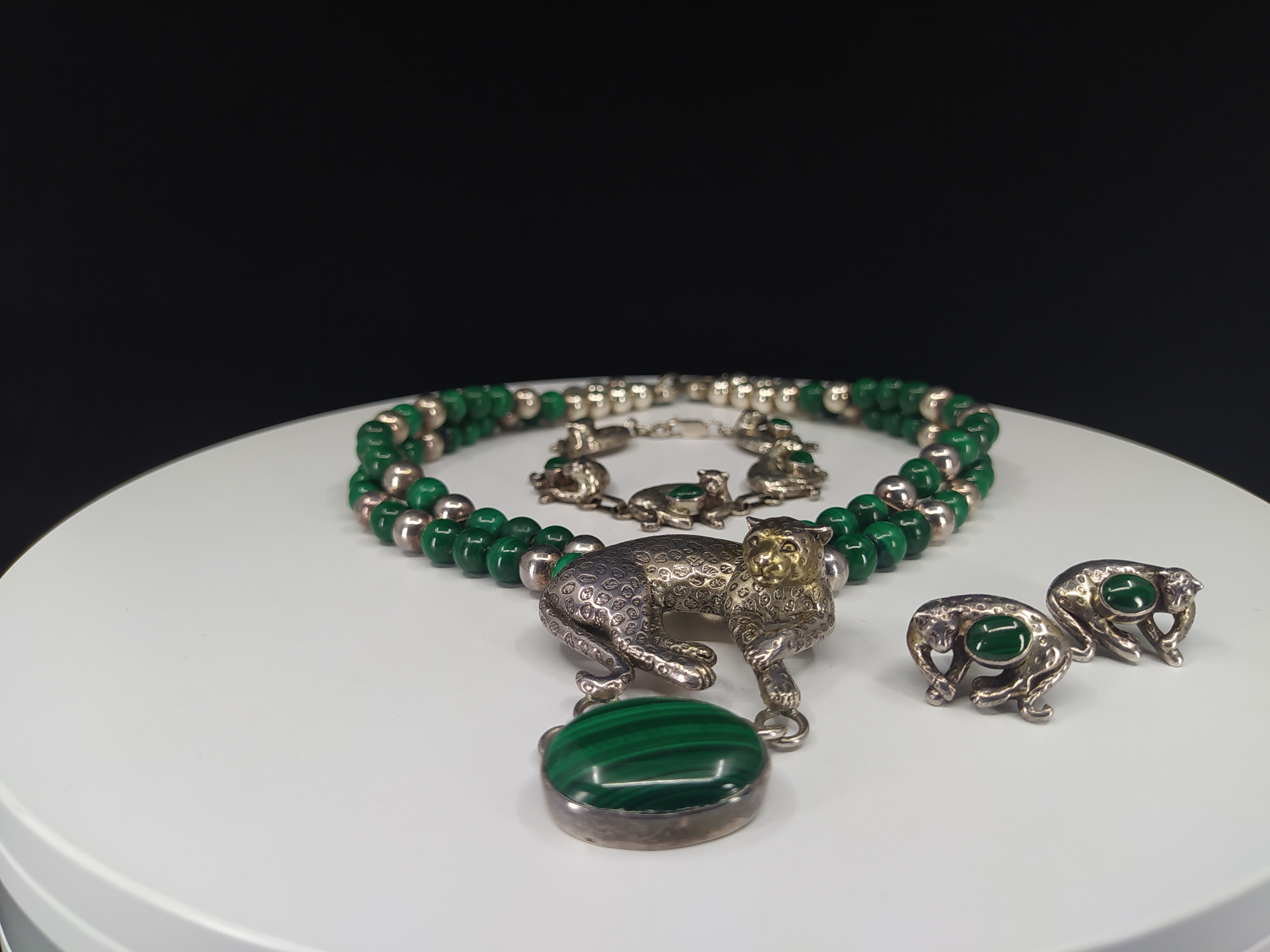 Stříbrný náhrdelník, náramek a náušnice s malachity s motivem Leoparda, Evropa