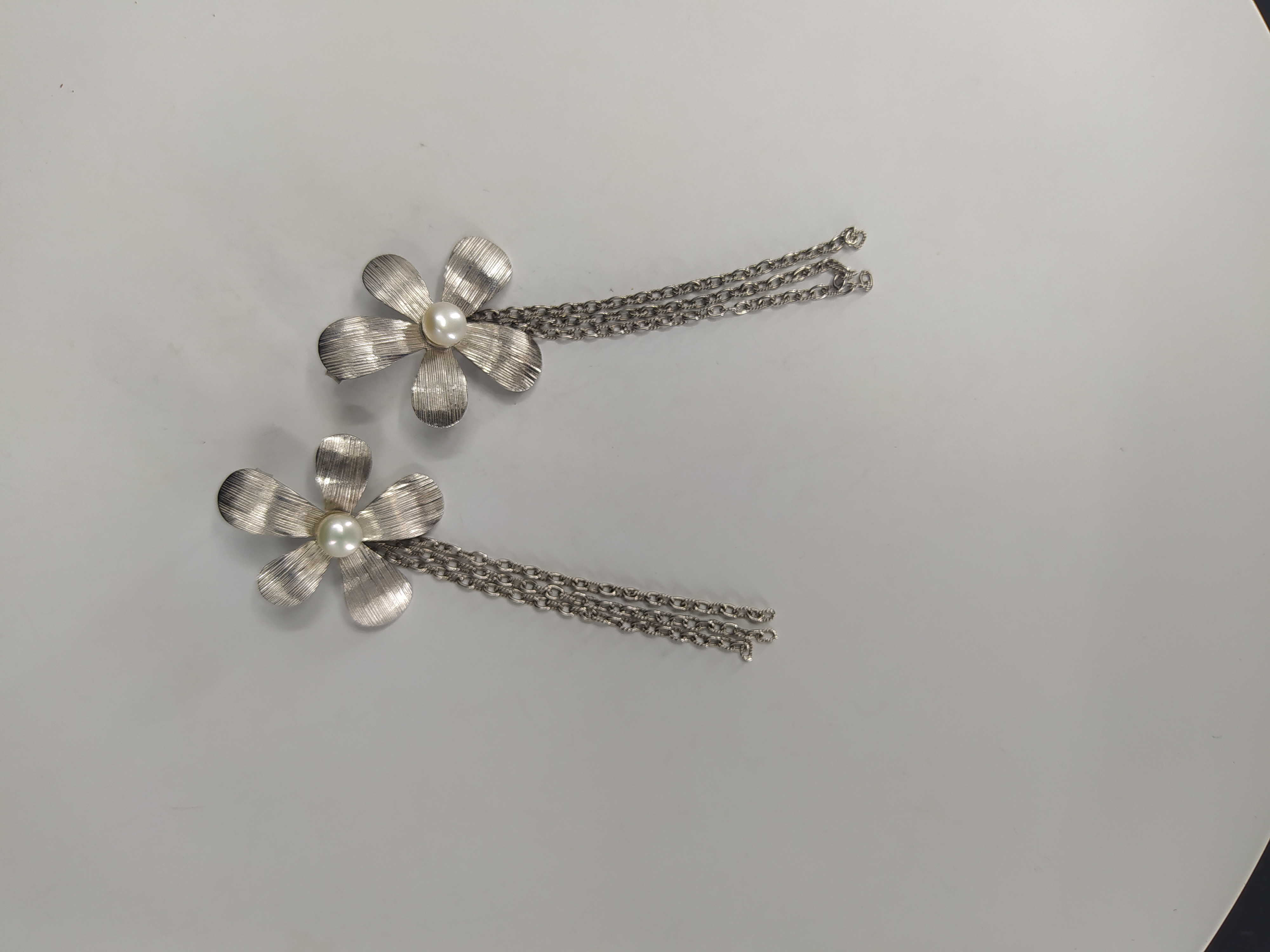 Stříbrné visací náušnice ve tvaru květiny s perličkou, Mia Rose, Itálie