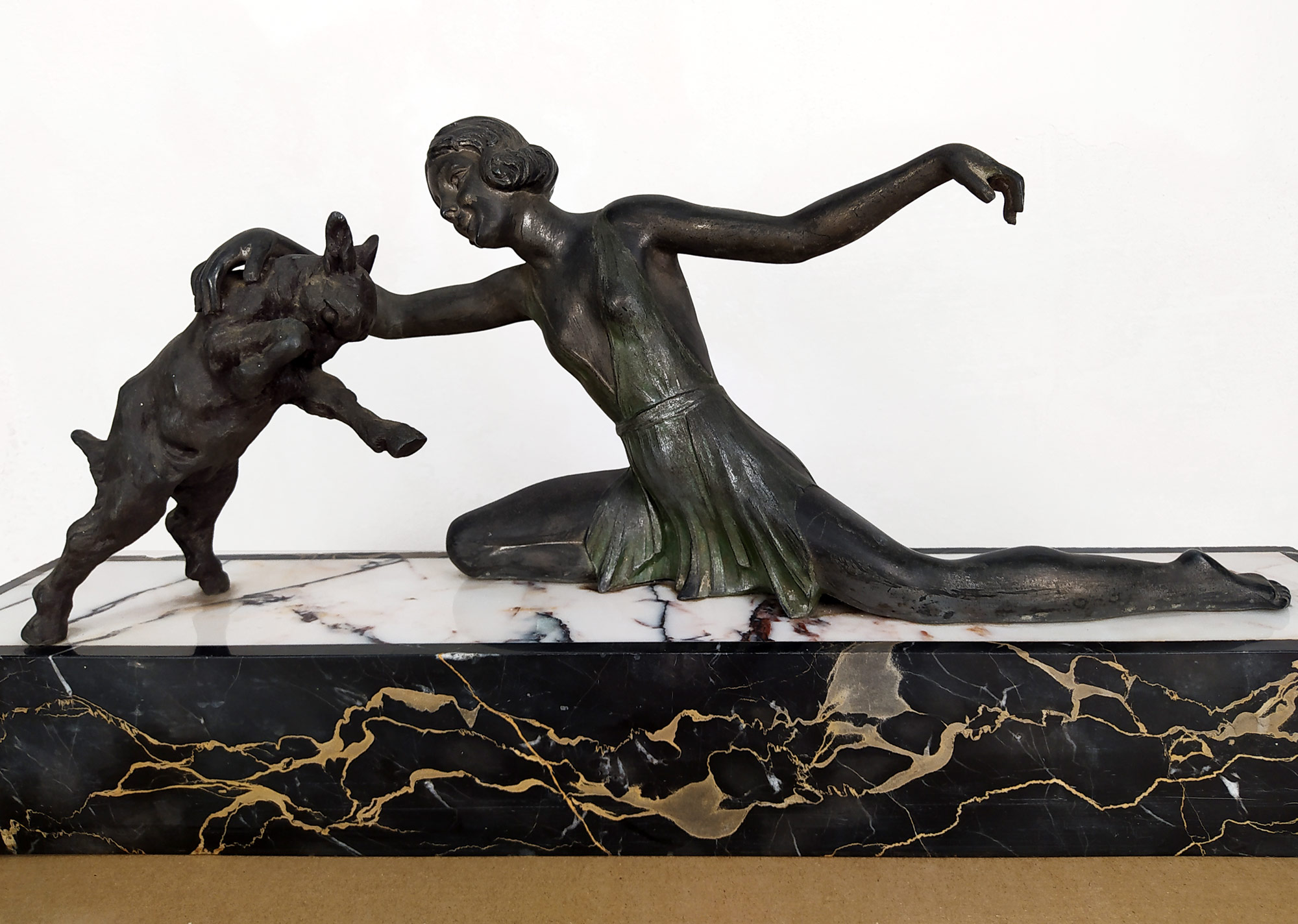 Limousin Jacques – Art deco, Dívka s kůzletem, patinovaný bronz na mramorovém podstavci, ca 1920