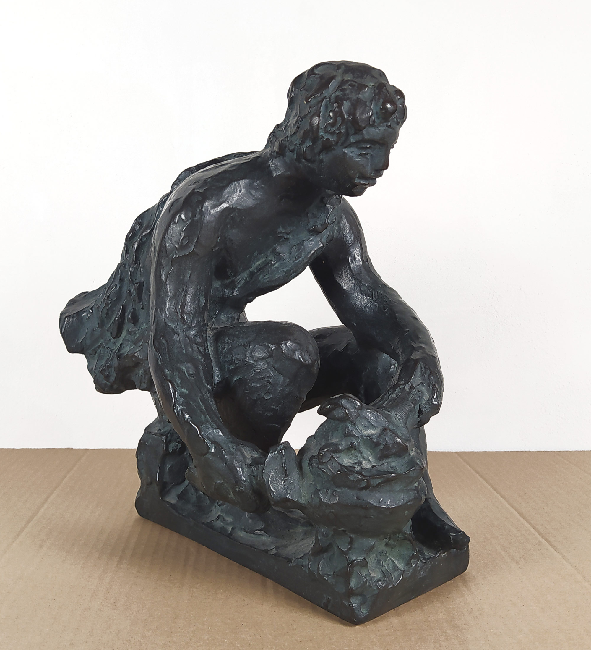 Renoir Pierre-Auguste & Guino Richard – Le Petit Forgeron (1916), patinovaná sádra, pozdější odlitek, 1958–1960