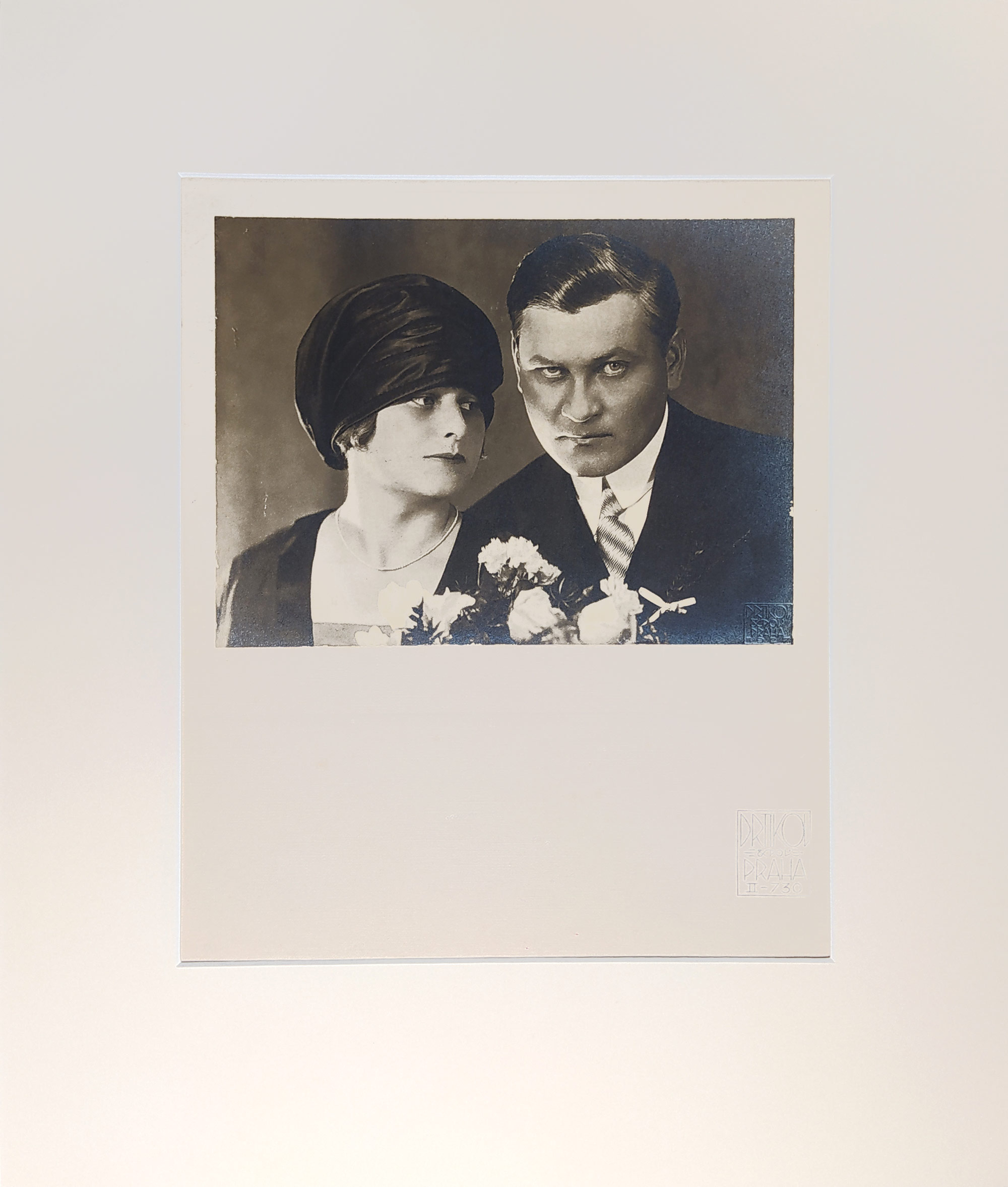 Drtikol František – Svatební bromostříbrná fotografie malíře Františka Antonína Jelínka s chotí, 1927
