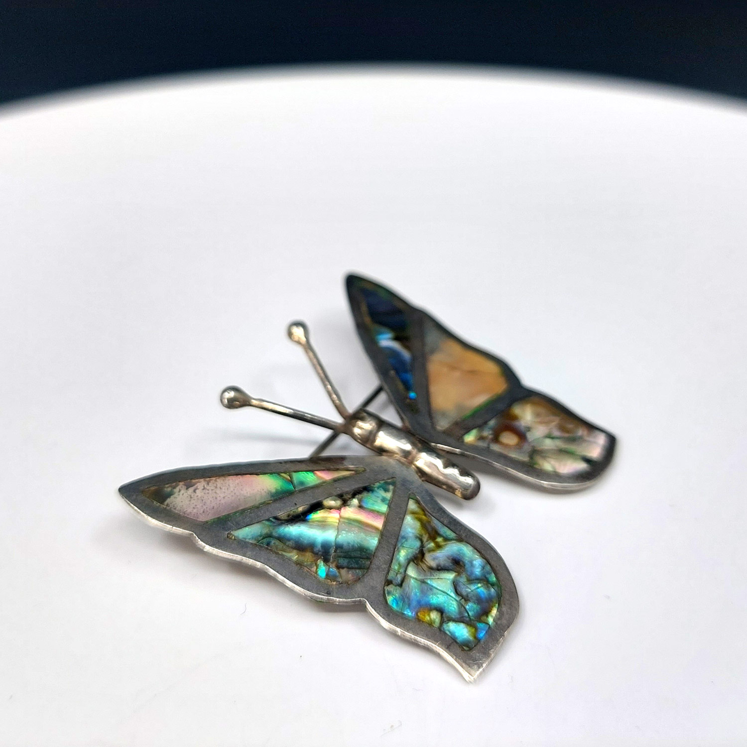 Stříbrná brož ve tvaru motýla s perletí, Cuernavaca, Mexiko