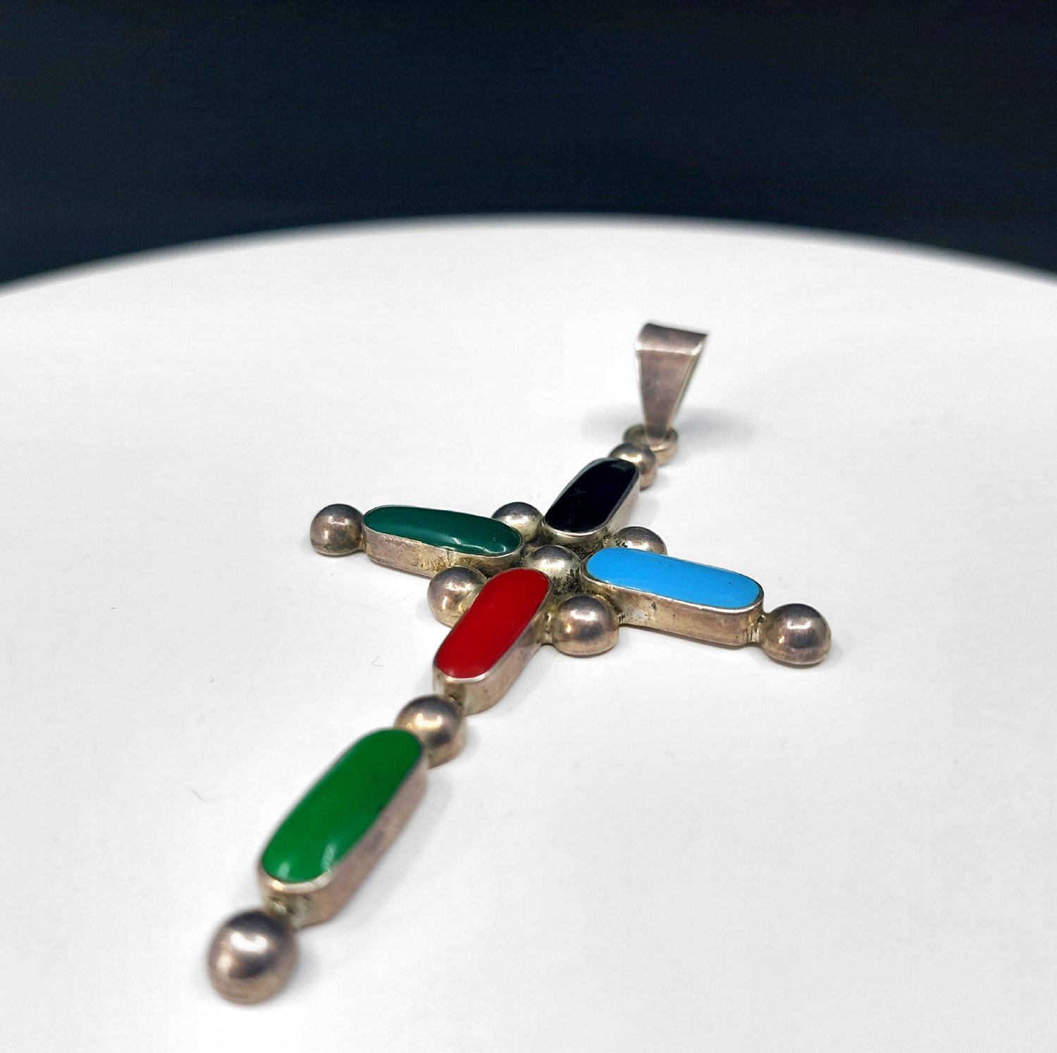 Stříbrný závěs ve tvaru kříže s drahými kameny, Taxco, Mexiko