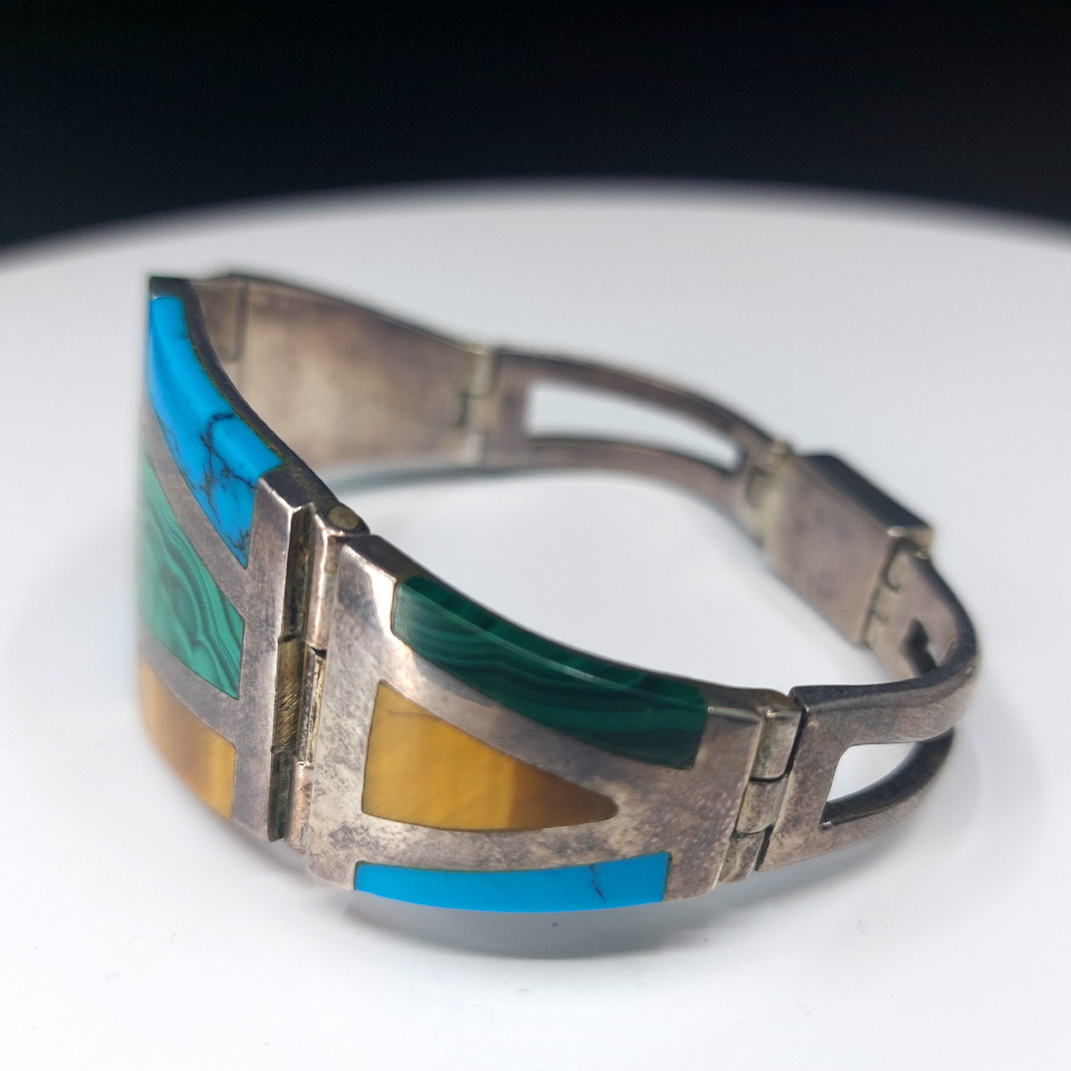 Stříbrný náramek s malachity, tyrkysy a tygřími oky, Taxco, Mexiko