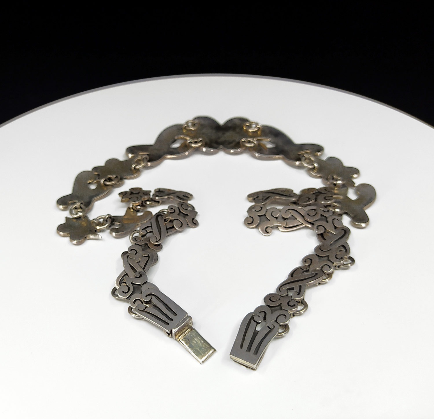 Stříbrný náhrdelník s ornamentálním dekorem, Mexiko