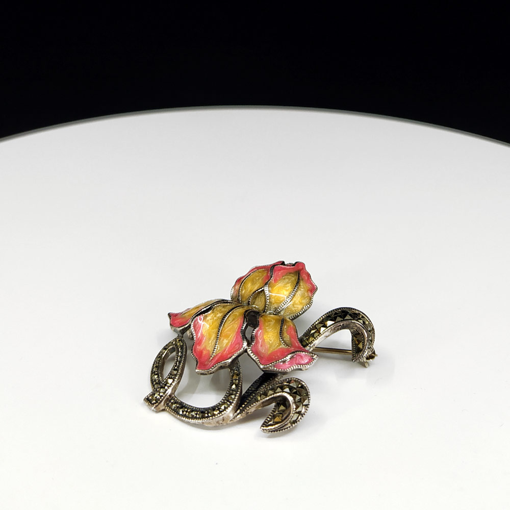 Stříbrná brož se smaltem a markazity, florální motiv, Judith Jack