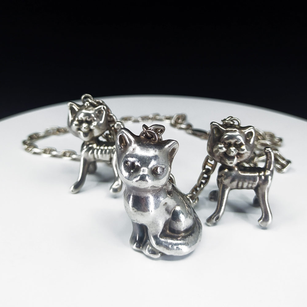 Stříbrný náhrdelník s třemi ověsky ve tvaru koček, Mexiko