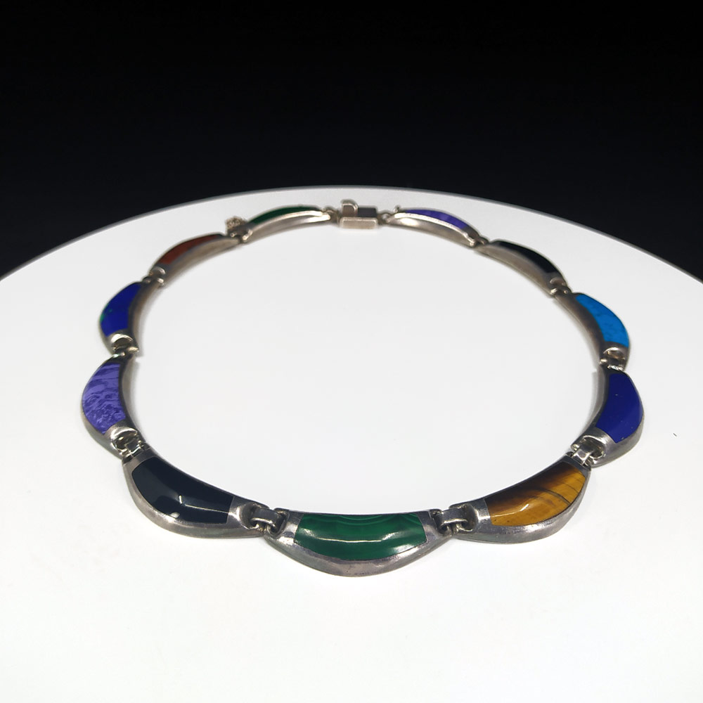 Stříbrný článkový náhrdelník s drahými kameny – malachit, onyx, tyrkys, sodalit, tygří oko, Taxco, Mexiko