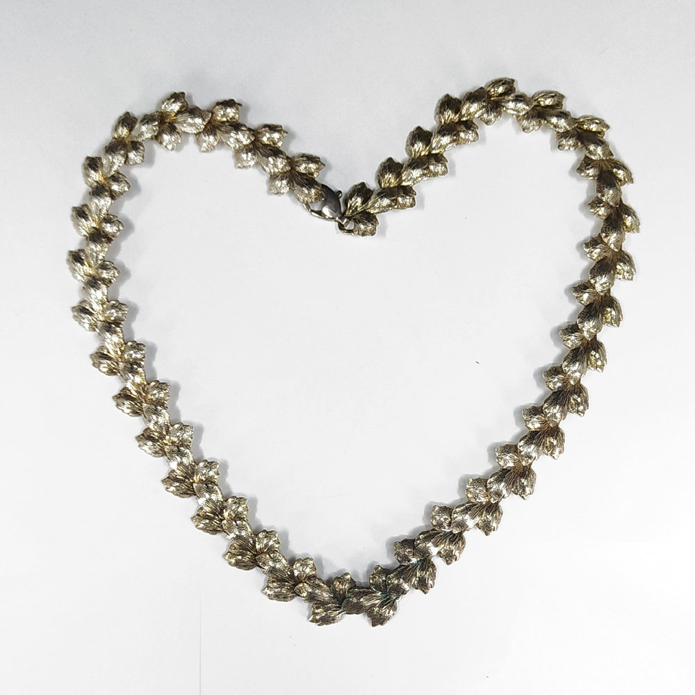 Stříbrný článkový náhrdelník, plastické články ve tvaru lístků